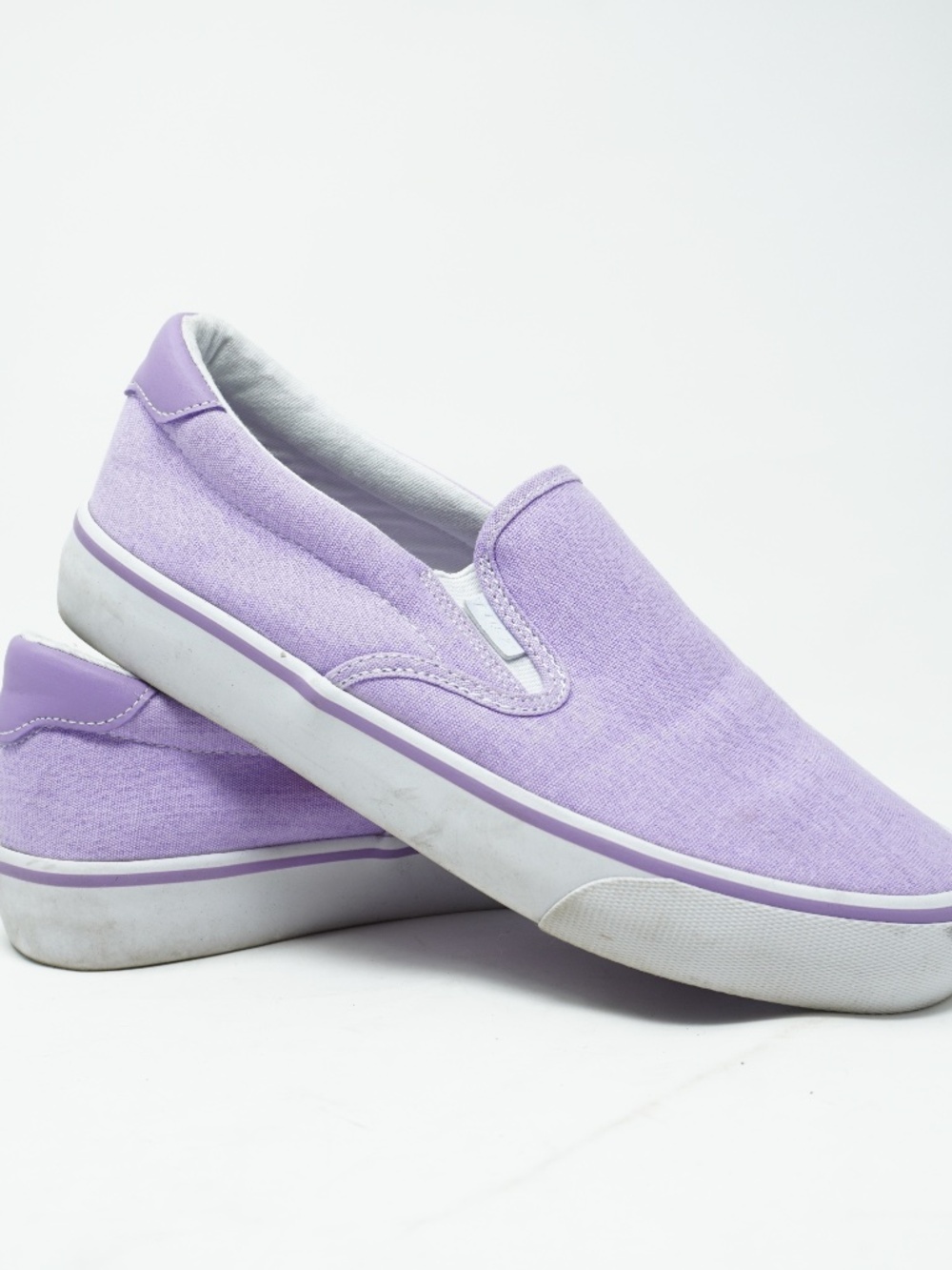 Lugz Women's Clipper slip-on sneakers featuring a lavender purple canvas, Size 8